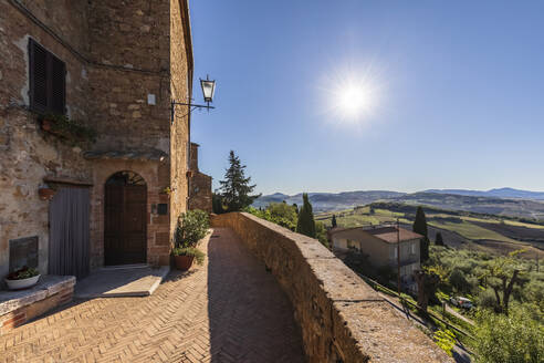 Italien, Toskana, Pienza, Die Sonne scheint über den Rand der historischen Stadt - FOF13609