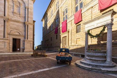 Italien, Toskana, Pienza, Piaggio Ape vor der Fontana del Palazzo Piccolomini geparkt - FOF13612