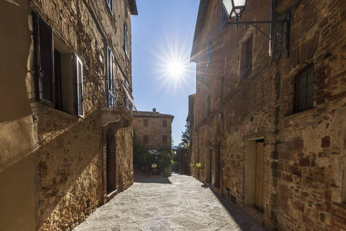 Italien, Toskana, Pienza, Sonnenschein über leerer Stadtgasse - FOF13615