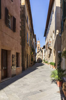 Italien, Toskana, Pienza, Leere Stadtgasse mit Torre Civica im Hintergrund - FOF13616