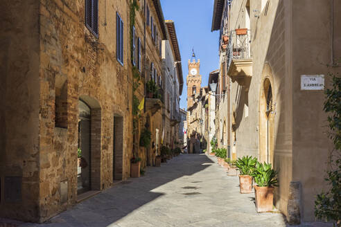 Italien, Toskana, Pienza, Leere Stadtgasse mit Torre Civica im Hintergrund - FOF13617