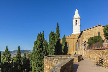 Italien, Toskana, Pienza, Außenansicht des Doms von Pienza im Sommer - FOF13620