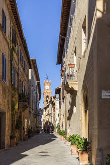 Italien, Toskana, Pienza, Leere Stadtgasse mit Torre Civica im Hintergrund - FOF13621