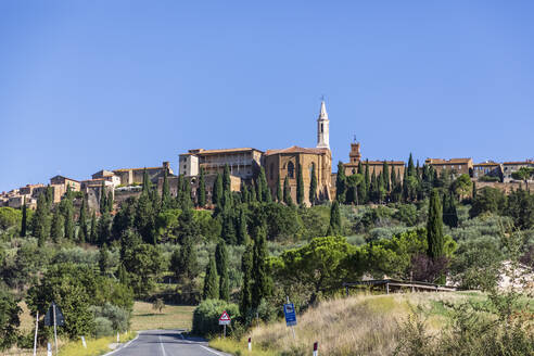 Italien, Toskana, Pienza, Rand der historischen Stadt im Sommer - FOF13623