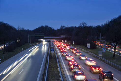 Deutschland, Bayern, Langzeitbelichtung von Verkehrsstau auf mehrspuriger Autobahn bei Nacht - MAMF02708