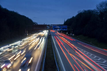 Deutschland, Bayern, Langzeitbelichtung von Verkehr auf mehrspuriger Autobahn bei Nacht - MAMF02709