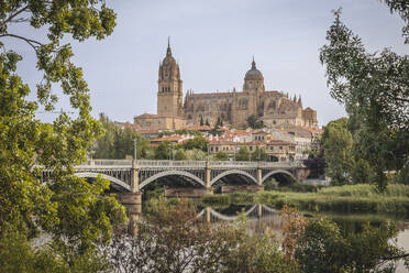 Spanien, Kastilien und Leon, Salamanca, Bogenbrücke über den Fluss mit Neuer Kathedrale im Hintergrund - KEBF02655