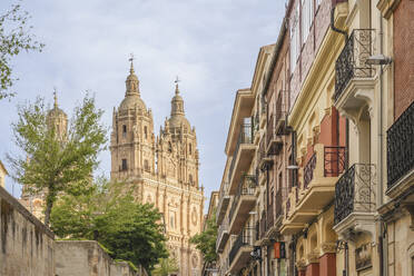 Spanien, Castilla y Leon, Salamanca, Häuserzeile mit Glockentürmen der Neuen Kathedrale im Hintergrund - KEBF02656