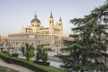 Spanien, Madrid, Außenansicht der Almudena-Kathedrale - KEBF02659