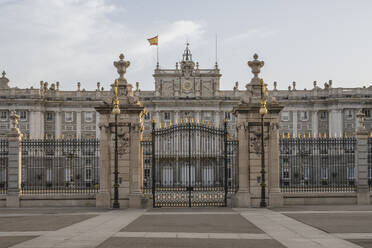 Spanien, Madrid, Haupttor des Königspalastes von Madrid - KEBF02660