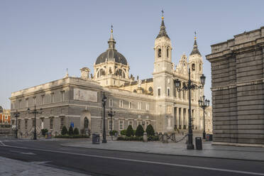 Spanien, Madrid, Leere Straße vor der Almudena-Kathedrale - KEBF02662