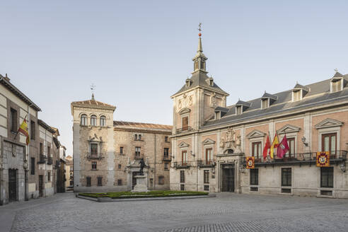 Spanien, Madrid, Leerer Platz Plaza de la Villa mit Casa de la Villa im Hintergrund - KEBF02663