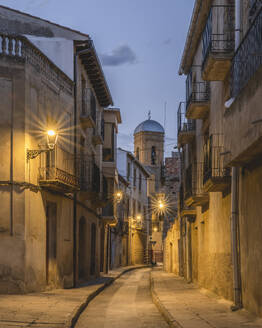 Spanien, Navarra, Carcastillo, Leere Gasse in der Abenddämmerung - KEBF02664