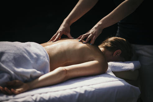 Frau erhält Massage im Spa - MJRF00918