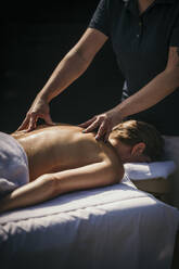 Massagetherapeutin massiert Kundin im Spa - MJRF00919