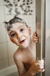 Junge guckt aus der Duschtür - ANAF01116