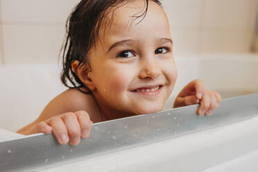 Niedlicher Junge beim Baden in der Badewanne - ANAF01118