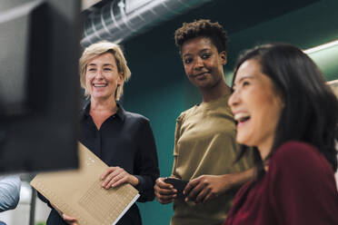 Glückliche Geschäftsfrauen bei einer Diskussion im Büro - JOSEF17803