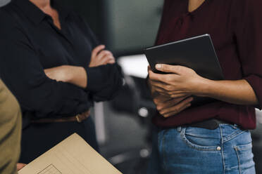 Geschäftsfrau mit Tablet-PC und Kollegen im Büro - JOSEF17825