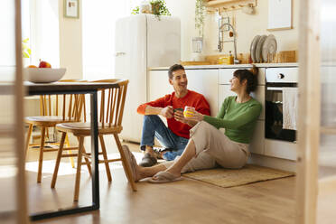 Glückliches Paar verbringt seine Freizeit in der Küche - EBSF03020