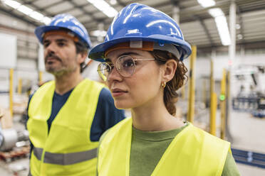 Ingenieure mit Schutzhelm in der Industrie - JCCMF09949