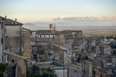 Italy, Lazio, Caprarola, Old town houses at dusk - MAMF02715