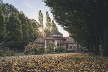 Deutschland, Hamburg, Außenansicht des Cafés Trinkhalle im Stadtpark bei Sonnenaufgang im Herbst - KEBF02672