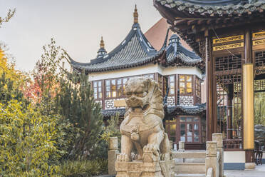 Deutschland, Hamburg, Wächterstatue vor dem Yu Garden Teehaus und Restaurant - KEBF02675