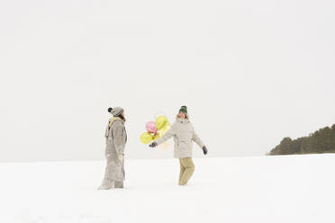 Frau mit Freundin genießt im Schnee - SEAF01825