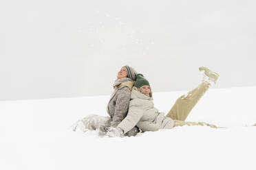 Frau hat Spaß mit Freund im Schnee - SEAF01840