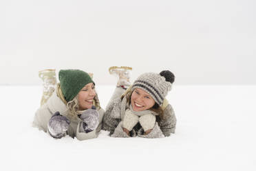 Glückliche Frauen, die im Schnee liegen und Spaß haben - SEAF01858