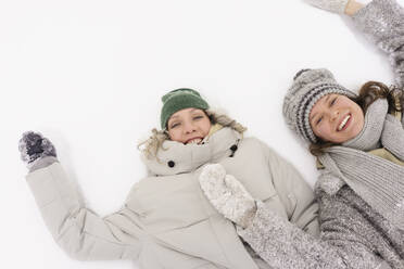 Glückliche Freunde, die im Schnee liegen und sich vergnügen - SEAF01859