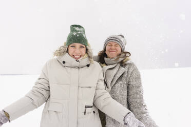 Glückliche Frauen, die sich im Schnee vergnügen - SEAF01868