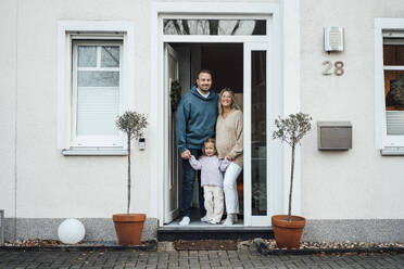 Glückliche Familie vor der Eingangstür - MOEF04491