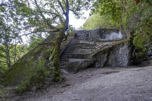 Ansicht der etruskischen Pyramide von Bomarzo - MAMF02725