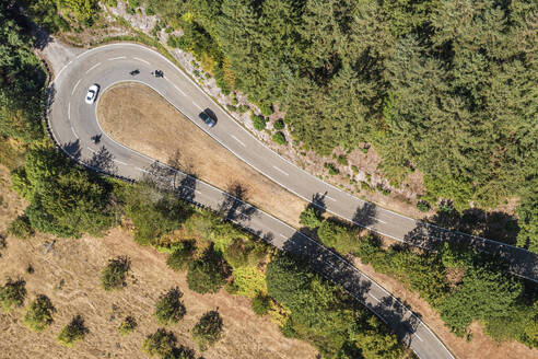 Deutschland, Baden-Württemberg, Luftaufnahme einer Haarnadelkurve einer Asphaltstraße im Schwarzwald - WDF07292