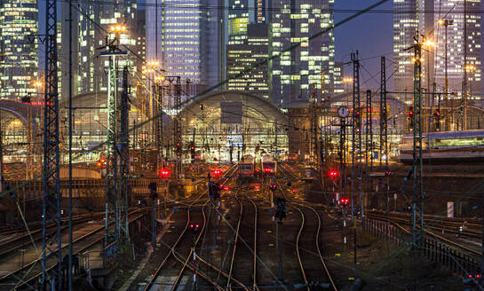 Deutschland, Hessen, Frankfurt, Gleise vor dem Bahnhof bei Nacht - AMF09875