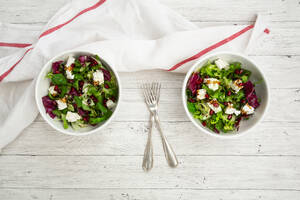 Zwei Schalen gemischter vegetarischer Salat mit Granatapfelkernen und Feta-Käse - LVF09290