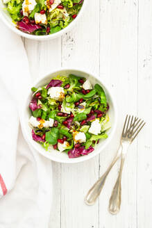 Zwei Schalen gemischter vegetarischer Salat mit Granatapfelkernen und Feta-Käse - LVF09291