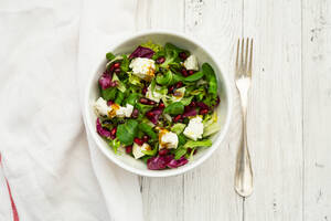 Schüssel mit gemischtem vegetarischem Salat mit Granatapfelkernen und Fetakäse - LVF09292