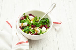 Schüssel mit gemischtem vegetarischem Salat mit Granatapfelkernen und Fetakäse - LVF09293