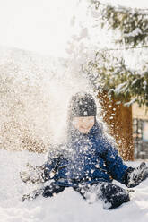 Junge mit Strickmütze spielt im Schnee - SEAF01874