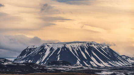 Erstaunliche Landschaft von schneebedeckten felsigen Bergen in Island gegen bewölkten Himmel im Winter Abend - ADSF43510