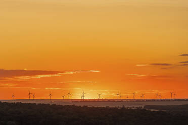 Windräder auf einem Feld bei Sonnenuntergang - AAZF00250