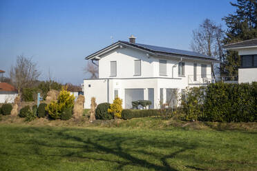 Germany, Bavaria, Exterior of modern white-painted suburban house - MAMF02742