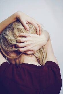 Traurige blonde Frau mit Ehering - SVCF00376