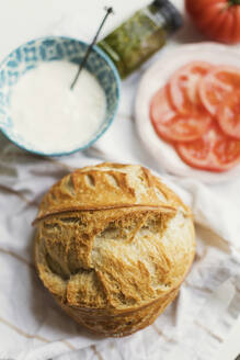 Handwerklich hergestelltes Brot mit Tomaten und Käse - ONAF00452