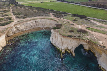 Luftaufnahme der weißen Klippen am Pillirina-Panoramapunkt im Naturschutzgebiet Plemmirio, Syrakus, Sizilien, Italien. - AAEF17700