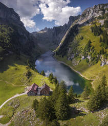 Luftaufnahme des von den Alpen umgebenen Falensees in Brulisau, Appenzell Innerrhoden, Schweiz. - AAEF17709