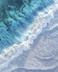 Luftaufnahme von Wellen, die an die Küste rollen, Albany, Westaustralien, Australien. - AAEF17745